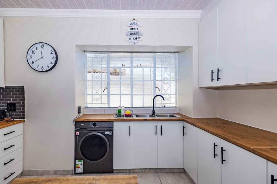 To Let 1 Bedroom Property for Rent in Oakdale Western Cape